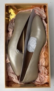 L'Amour des Pieds Women's Kavan Pump - Color Platino 8.5 - Picture 1 of 12