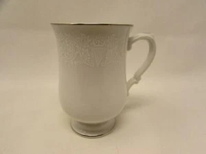 Lovelace by Crown Victoria Tasse weiße Blumen & Urnen, weißer Hintergrund b238 - Bild 1 von 2