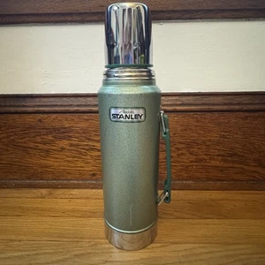 Termo vintage Aladdin Stanley verde de un cuarto con tapa 13B - Imagen 1 de 10