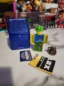 The NOOB WITHIN SUPER RARE  Roblox Celebrity Series 2 NO CODE - Picture 1 of 4