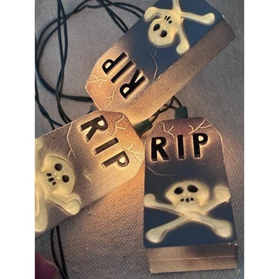 De colección 10 Luces de Cadena de Calavera de Lápida de Halloween Descanso en Paz RIP Decoración de Fiesta Foto 1 de 3