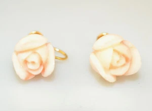 VINTAGE 14K YELLOW GOLD CARVED ANGELSKIN CORAL 3-D ROSE BUD SCREW BACK EARRINGS - Picture 1 of 6