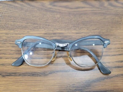 Marco de gafas vintage Bausch & Lomb (B&L) para mujer dorado medio borde gafas de gato Foto 1 de 4