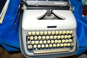 Reiseschreibmaschine 50er Jahre, Adler Junior im blauen Koffer - Bild 1 von 3