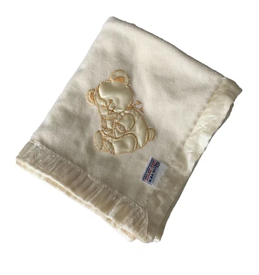 Manta de bebé Quiltex de colección beige cremoso apliques de satén oso de peluche 36,5"x30" Foto 1 de 4