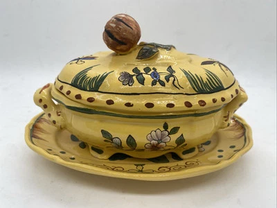 Precioso plato de mantequilla de cerámica de gres pintado a mano de colección en amarillo floral Foto 1 de 4