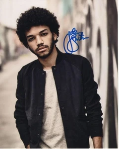JUSTICE SMITH - SIGNED AUTOGRAPH 8X10 PHOTO - JURASSIC WORLD STUD - Picture 1 of 2