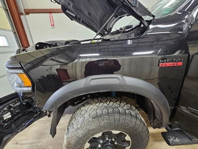 Guardabarros izquierdo del conductor con destello de guardabarros para camioneta Dodge 2500 19-24 3119928 Foto 1 de 4