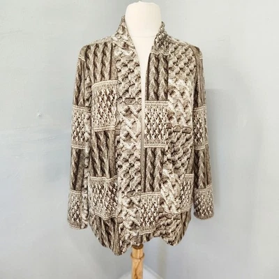 Chaqueta cárdigan Denim & Co. frente abierto imitación cable tejido retazos estampado grande  Foto 1 de 4