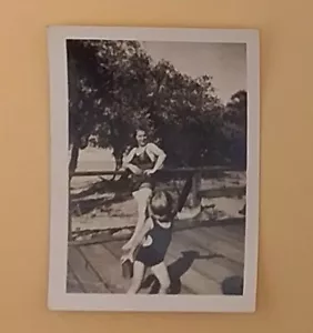 Vintage Snapshot Mother And Daughter Posing In Bathing Suits - 2 3/8" x 3 3/8" - Foto 1 di 2