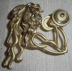 Broche Dos Tonos Mujer Entrenamiento Pesas Levantamiento Pin Cepillado Tono Dorado 2" x 2 1/4" - Imagen 1 de 7
