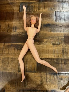 Muñeca Barbie Kelley de colección Mattel Quick Curl TNT cuerpo piernas flexibles - Imagen 1 de 5