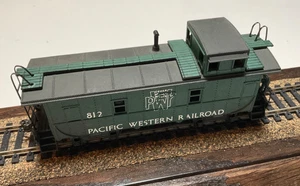 Vintage Crown HO Pacific Western PWR 812 cúpula caboose verde/negro suelta - Imagen 1 de 6