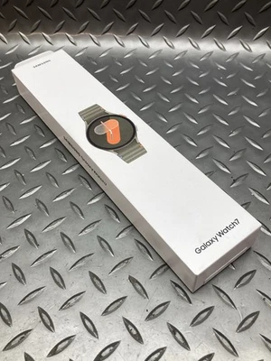 Samsung Galaxy Watch 7 Bluetooth 40mm 2GB RAM 32GB Storage Green BRAND NEW - Image 1 of 4