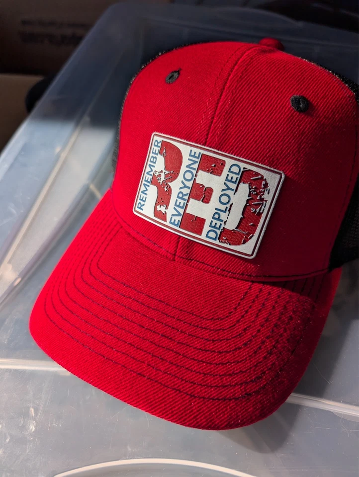 ROJO - Sombrero de camionero parche desplegado Remember Everyone Foto 1 de 1