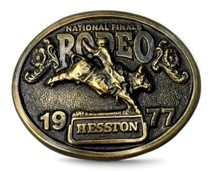 Hebilla de cinturón de latón vintage 1977 Hesston Finales Nacionales Rodeo Bull Riding NFR - Imagen 1 de 4