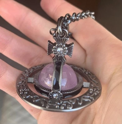 Vivienne Westwood Pequeño Collar Orbe 3D Flor Púrpura Gunmetal Bolsa para el Polvo Nuevo Foto 1 de 4