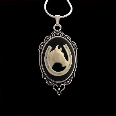 Colar cavalo e ferradura, pingente camafeu vintage creme/preto, corrente de prata esterlina - Imagem 1 de 4