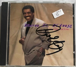MUSIC CD IN CASE (COVER SIGNED) - BEN E. KING - WHAT'S IMPORTANT TO ME - Picture 1 of 2