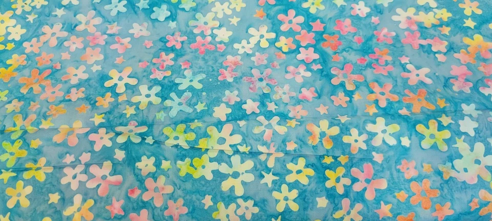 Java Batik por Maywood Studio fondo verde azulado colorido margarita vendido por yarda Foto 1 de 1