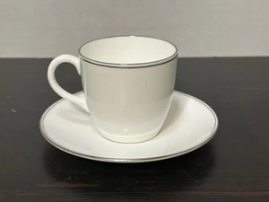 PLATILLO DE PORCELANA DORIC PLATINO MADERA DE CUÑA PARA TAZA DE 2 5/8" - Imagen 1 de 12