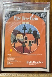 Pine Tree Farm Quilt Country 18" gesteppter Wandbehang der Bauernhofszene - Bild 1 von 2