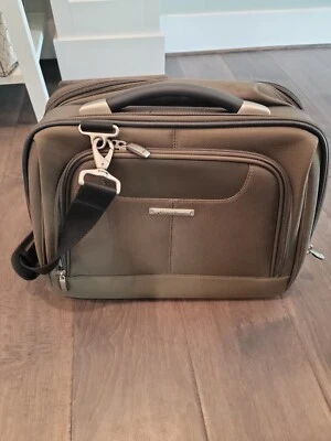 Bolso de mano de viaje Eddie Bauer para pasar la noche pequeño estuche verde militar para computadora portátil Foto 1 de 4