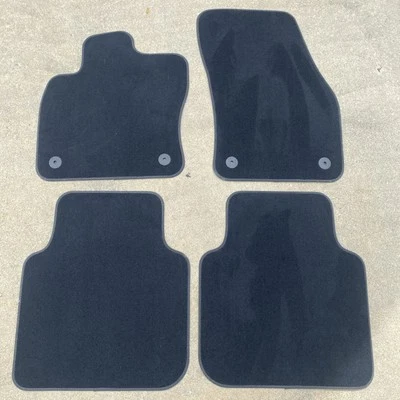 NOVO CONJUNTO DE TAPETE DE ASSOALHO TAPETE PRETO VOLKSWAGEN TIGUAN VOLKSWAGEN TIGUAN FÁBRICA FABRICANTE DE EQUIPAMENTO ORIGINAL 2018-2024 - Imagem 1 de 4