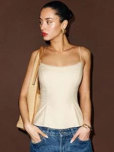 REFORMATION GENEVIEVE TOP SUGAR Off-White ärmellos geschwungener Ausschnitt, Spitzenbesatz - Bild 1 von 13