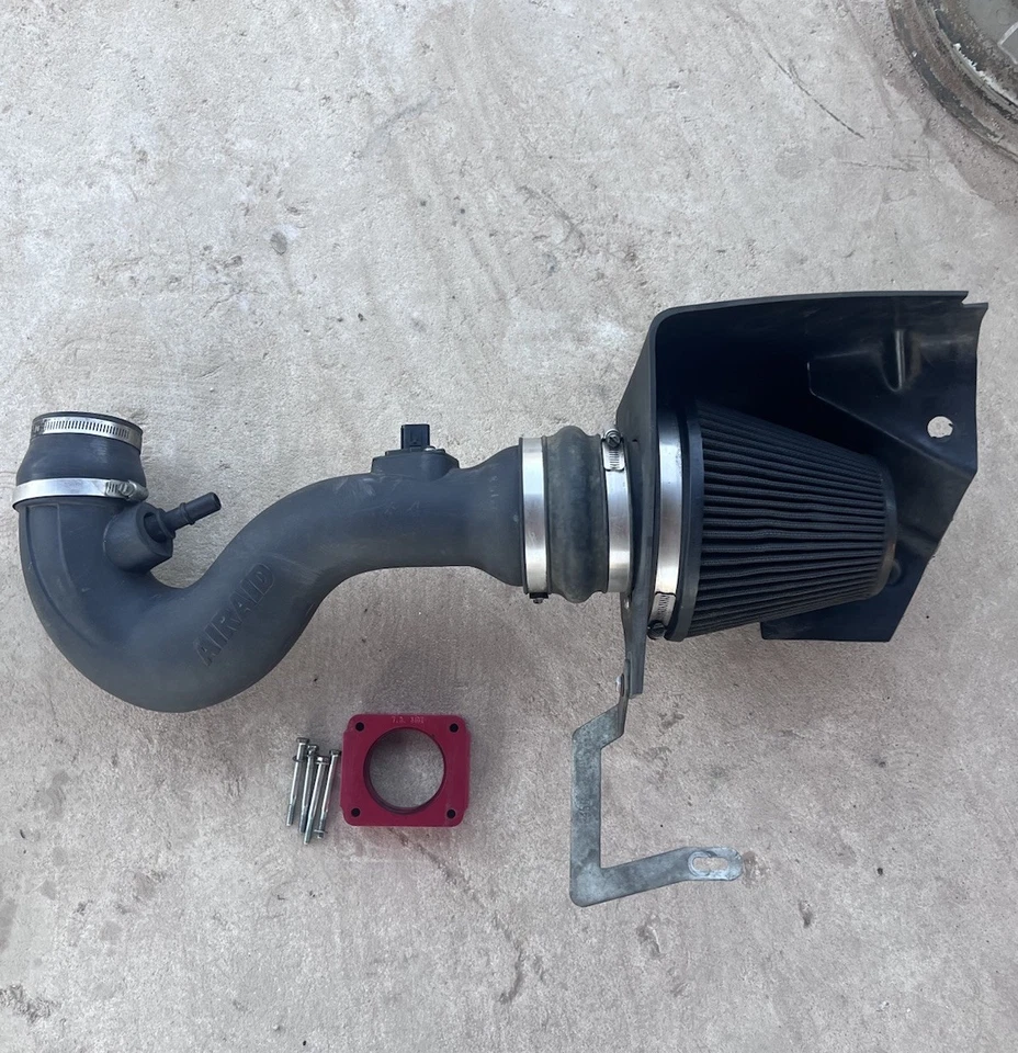 Kit e espaçador de entrada de ar frio Airaid MXP para 2010 Ford Mustang 4.0L V6 - Imagem 1 de 4