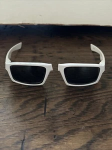 Oakley Twitch White Polarized 03-567 Broken Clean in Half Sunglasses - Picture 1 of 19
