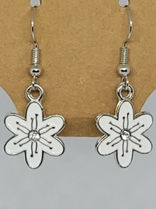 Pequeños pendientes colgantes de flores de color blanco - NUEVOS - Imagen 1 de 1