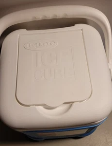 Cubo de hielo IGLOO de colección 12 cuartos 14 latas enfriador de plástico con compartimento superior y mango - Imagen 1 de 9