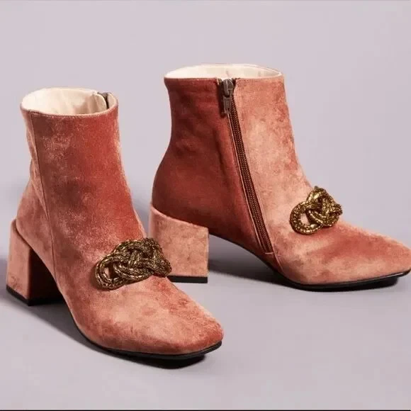 Anthropologie | Botines Stevie Velvet Chain | Nuevos en caja | Talla 38 | $200 Foto 1 de 4