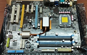 jetway I35P-SG Mainboard / Intel LGA775 / DDR2 Intel Core2 Duo Extreme - Afbeelding 1 van 8