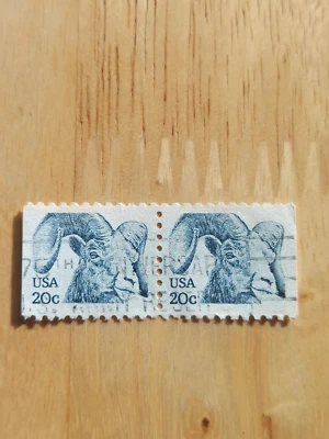 United States Postage, two 20 cent postal stamps, used Foto 1 de 4