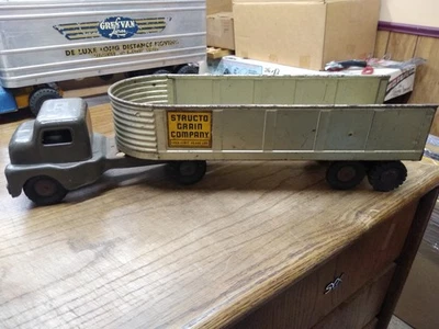 Semirremolque y remolque de acero prensado Structo Grain Company de colección años 50 en buen estado Foto 1 de 4