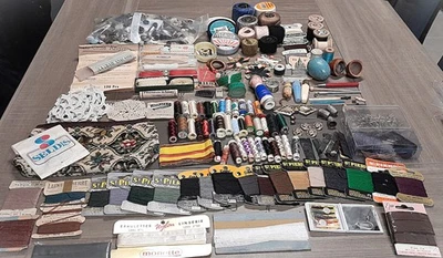 Important beau lot MERCERIE ANCIEN fils boutons  dentelle divers - Photo 1/4