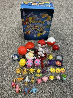 Lote de Juguetes Pokémon Años 90 De Colección con 33 Piezas - Poké Balls Figuras Llaveros y Caja de Zapatos Foto 1 de 4