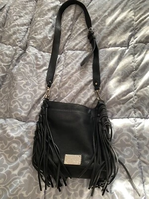 Cartera de cuero negra con flecos Nine West Foto 1 de 4