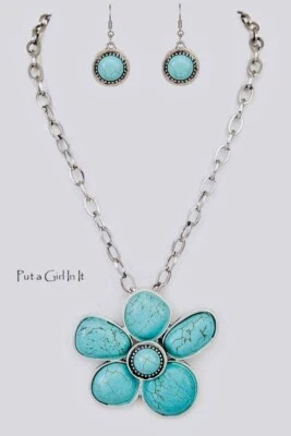 Nuevo JUEGO DE COLLAR Y PENDIENTES COLGANTES FLORALES FLOR TURQUESA VAQUERA OCCIDENTAL Foto 1 de 2