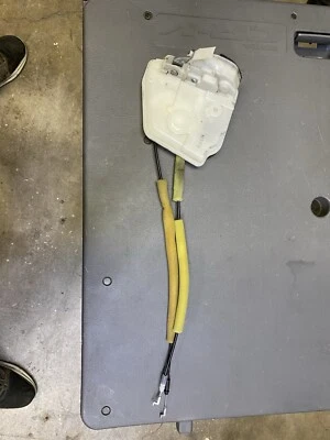 Actuador de bloqueo de pestillo de puerta de pasajero trasero derecho Mazda 3 OEM 2010 2011 2012 2013 Foto 1 de 4