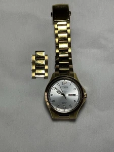 Citizen Quartz Men’s Watch Gold Tone Day Date WR50 GN-4-S-11 1502-S097771 Runs - Picture 1 of 12