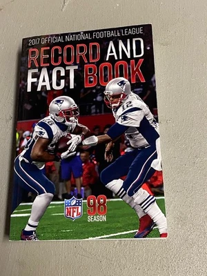 Libro de registros y hechos anual oficial de la NFL 2017 Patriots Brady & White ¡RARO! Foto 1 de 2