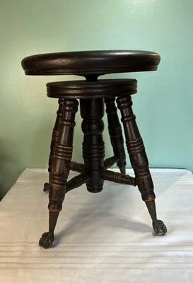 Antiguo taburete de piano victoriano de madera con bolas de vidrio y patas de garra Foto 1 de 4