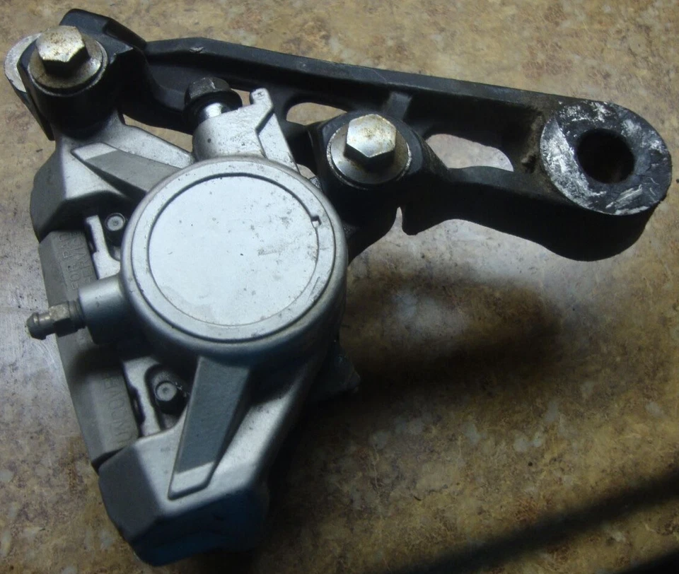 Yamaha FZR600 FZR 600 R FZR600R 1992 pinza de freno de disco trasero soporte montaje 92 Foto 1 de 1