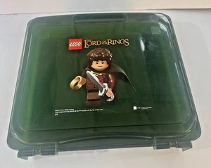 LEGO Herr der Ringe Logo und Frodo Beutlin Minifigur, 499391, kostenloser Versand - Bild 1 von 6