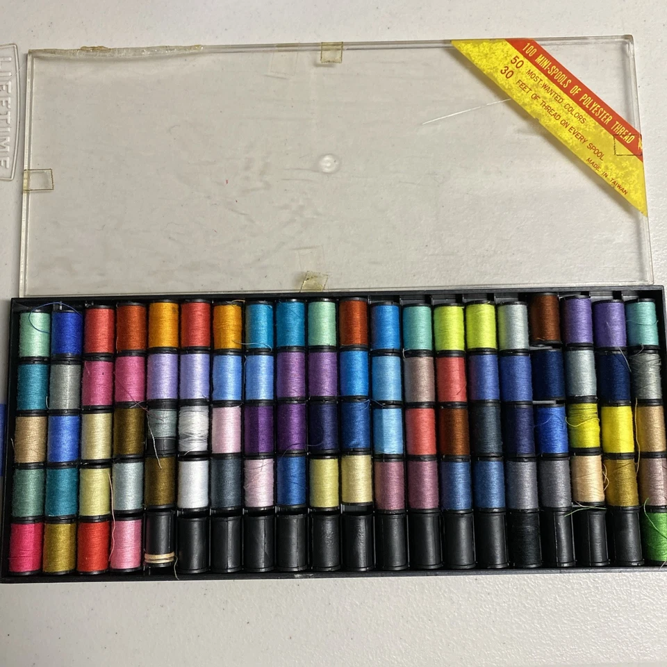 Lote de mini carretéis de fios de poliéster - 87 rolos parciais (iniciados em 30 pés) - Imagem 1 de 1