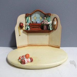 Goebel Hummel Quilting Bee Hummelscape Figurine 1047-D In Box - Picture 1 of 11