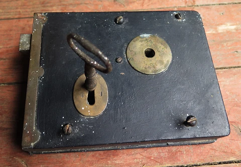 A LARGE VICTORIAN METAL AND BRASS RIM LOCK WITH BROKEN KEY Cover